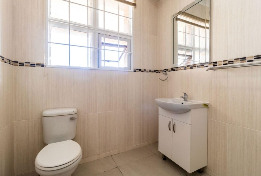 8 Bedroom Property for Sale in Middedorp Western Cape